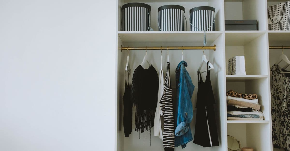 Como Organizar Guarda-Roupa Pequeno: Produtos que Ajudam